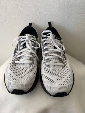 Brooks women size 10